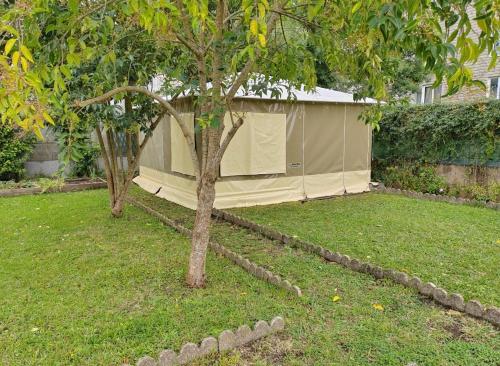 巴约讷Tente Eco Lodge zen Bayonne的院子里的帐篷,有树