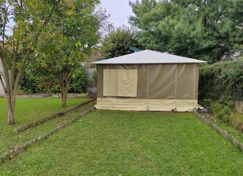 巴约讷Tente Eco Lodge zen Bayonne的院子中间的帐篷