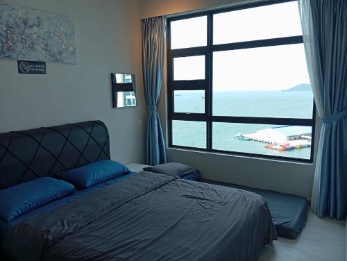 哥打京那巴鲁LW Suite at JQ Seaview 2BR High Floor & Wi-Fi的一间卧室设有一张床和一个大窗户