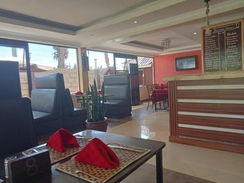 NarokKirubis Safari Lounge的一间在房间内配有桌椅的餐厅