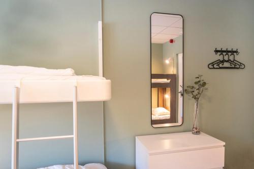 哥德堡哥德堡酒店的一间卧室配有双层床和镜子