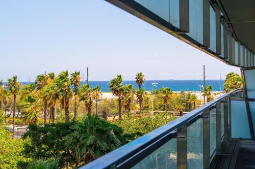 巴塞罗那Unique Rentals-Seafront Luxe Suites的从大楼的阳台上可欣赏到海滩景色