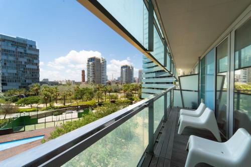 巴塞罗那Unique Rentals-Seafront Luxe Suites的市景阳台配有2把椅子