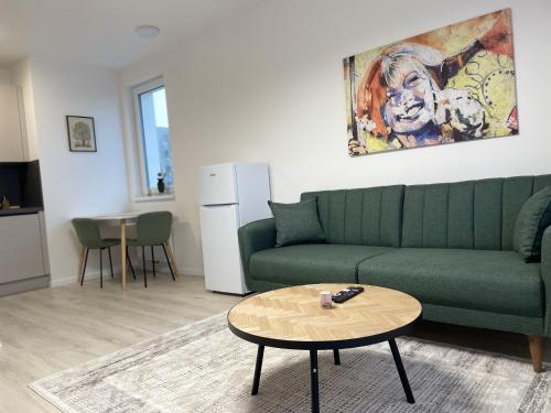 布拉迪斯拉发SkyNest A204的客厅配有绿色沙发和桌子