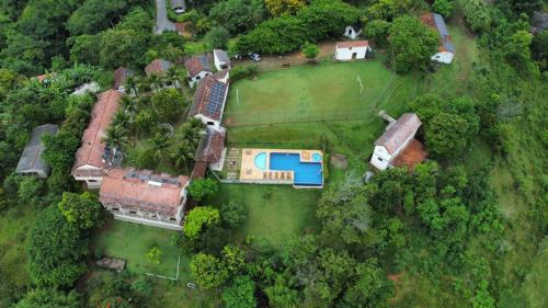 佩尼多POUSADA NOSSA SENHORA的享有带庭院的房屋的空中景致