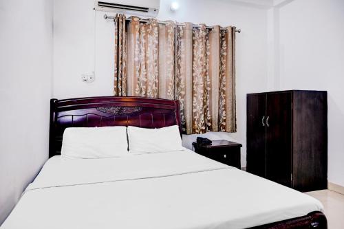 瓦拉纳西Flagship Hotel Lotus Inn的一间卧室设有一张大床和一个窗户。
