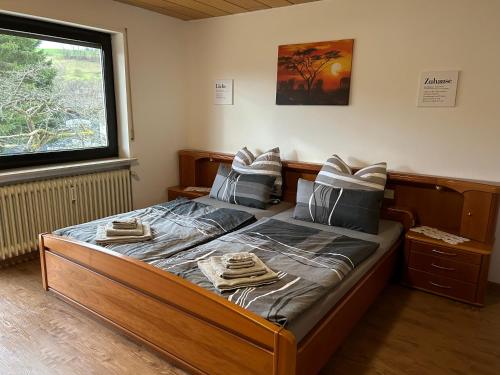 瓦尔德-米谢尔巴赫Ferien- und Monteurwohnung Zum Waldblick的一间卧室配有带毛巾的床