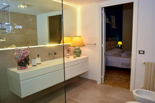 巴勒莫Alba e i Mori的一间带水槽和镜子的浴室