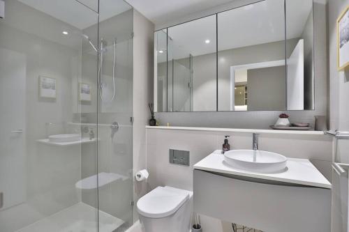悉尼Chic Zenith Retreat -Vista, Skylight, Parking的浴室配有卫生间、盥洗盆和淋浴。
