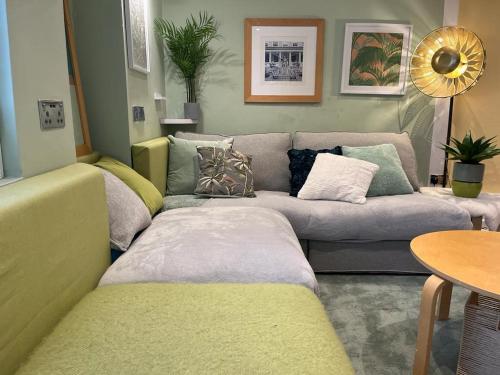 切尔滕纳姆Cambray Apartment的客厅配有沙发和桌子