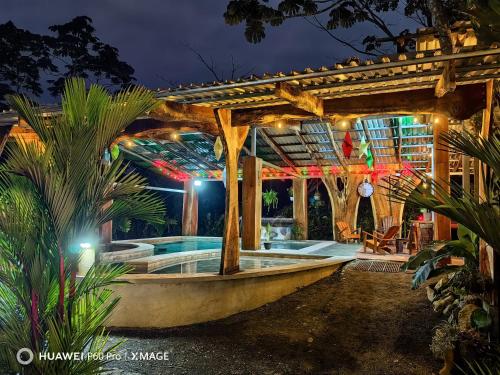 福尔图纳Arenal Xilopalo的一座晚上设有游泳池的房子