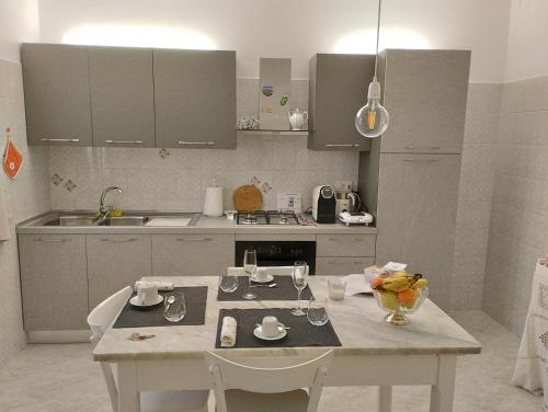 巴尼奥雷焦A CASA IDA的白色的厨房配有桌椅
