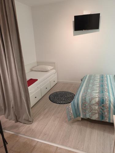 奥米什Apartments Drago Kovačić的卧室配有一张床,墙上配有电视。