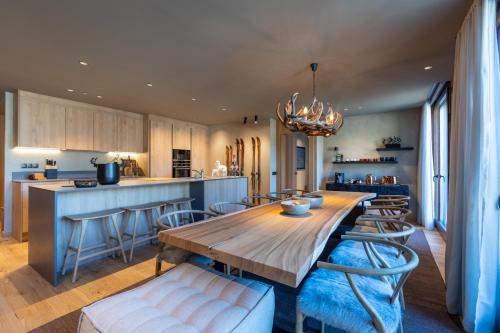 埃尔塔特W ISARD LODGE by Select Rentals的厨房以及带木桌和椅子的用餐室。