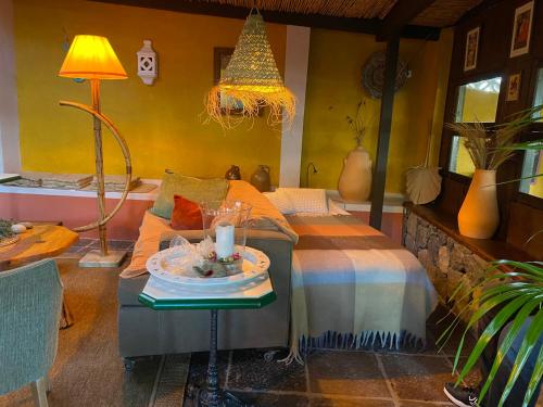 拉奥罗塔瓦Finca Cebollino的一间卧室配有一张床和一张带蜡烛的桌子
