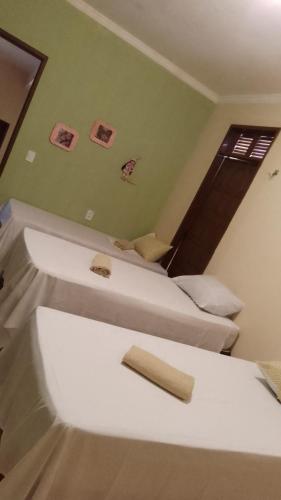 帕赖帕巴Village Lagoinha Ceará的客房设有两张床和浴缸。
