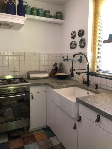 EwijkBlauwe Lelie的厨房配有水槽和炉灶