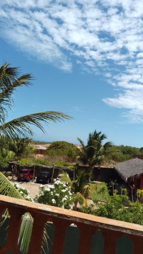 帕赖帕巴Village Lagoinha Ceará的从棕榈树度假村的阳台可以欣赏到风景