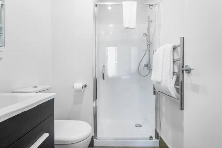 奥克兰Urban Thrive Studio is in a great location的带淋浴和卫生间的白色浴室