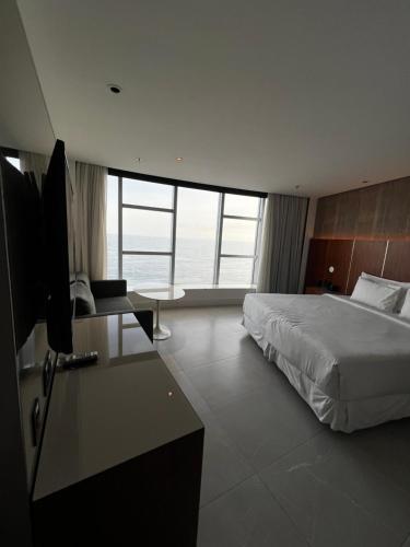 里约热内卢Hotel Nacional的一间卧室配有一张床和一张书桌及电视