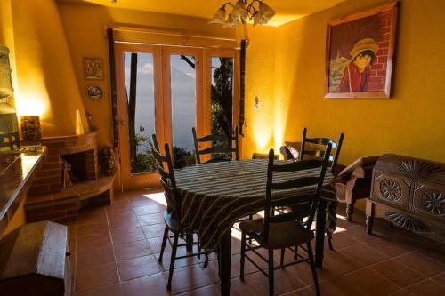 圣克鲁斯拉拉古纳Casa Maria Vista, Espectacular View的一间用餐室,在房间内配有桌椅