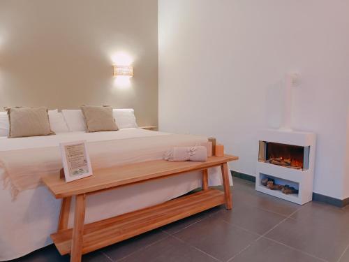 菲内斯特拉特Villa Morena的一间卧室配有一张床和一个壁炉
