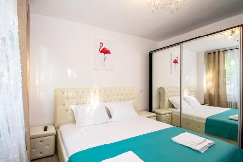 克拉约瓦Apartament Brazda - Rendez Vous的一间卧室配有两张床和镜子