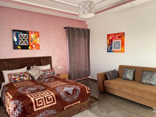 索维拉Bidani Villa的一间卧室配有一张床和一张沙发