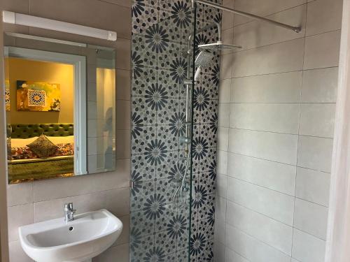 索维拉Bidani Villa的一间带水槽和镜子的浴室