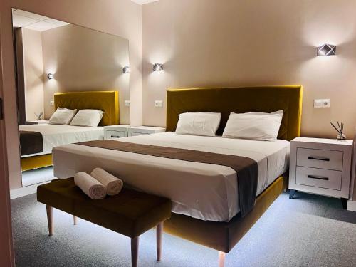 马德里Rooms Luxury Madrid的一间卧室配有两张床和镜子