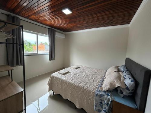 伊瓜苏Aconchego, no melhor lugar de Foz!的一间卧室设有一张床和一个窗口
