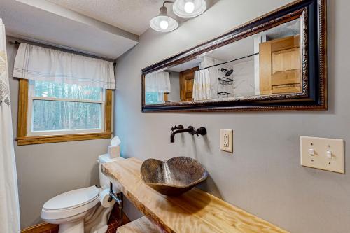 弗里波特Freeport Landing的一间带水槽和镜子的浴室