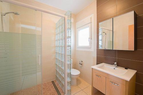 莫莱拉Villa Malibu - PlusHolidays的浴室配有卫生间、盥洗盆和淋浴。