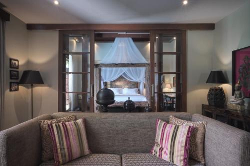 罗威那达迈酒店的客厅配有沙发和1张床