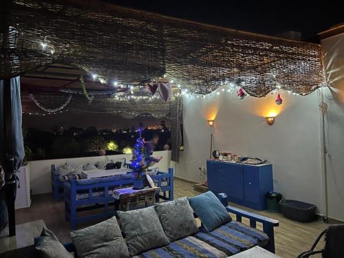 卢克索House of Dreams apartments Luxor的带沙发和圣诞树的客厅