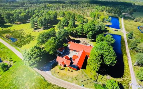 拉霍尔姆Stuga - Ulvereds Hjorthägn的享有房子和河流的空中景色