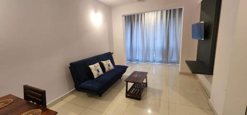 Vasco Da Gama508 SD Zanita Heights的客厅设有蓝色的沙发和窗户。