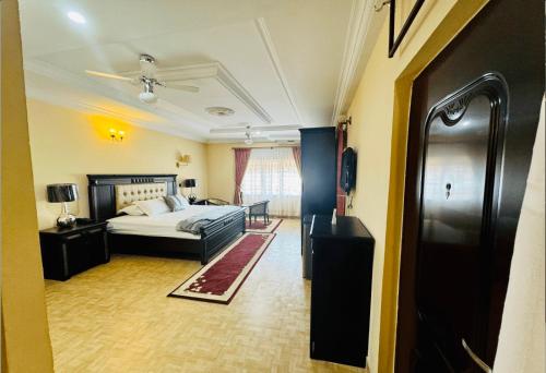 库马西Silent night的酒店客房带一张床和走廊