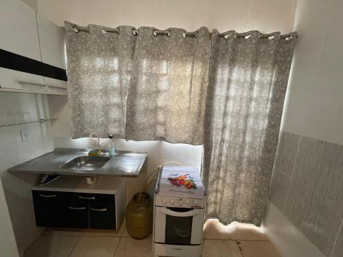 巴西利亚Hospedaria Cmc unidade 12的厨房配有水槽和浴帘