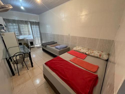 巴西利亚Hospedaria Cmc unidade 12的一间卧室配有一张床、一张沙发和一张桌子