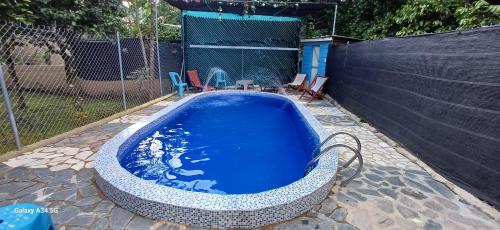 哈拉瓦科阿Cabaña Vistas del Bosque piscina privada的后院的热水浴池,带围栏
