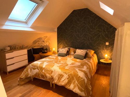 Chennevières-sur-MarneSara Home的一间卧室设有一张大床和一个窗户。
