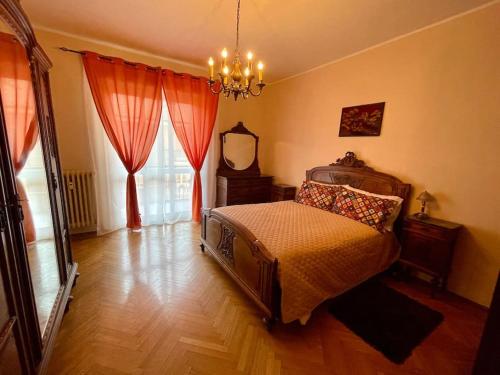 维纳利亚瑞勒Ca' Mariuccia appartamento in Venaria Reale的一间卧室设有一张床和一个大窗户