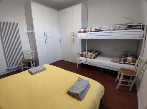 科内利亚诺BBConegliano Bixio的一间卧室配有两张双层床和一张黄色的床。
