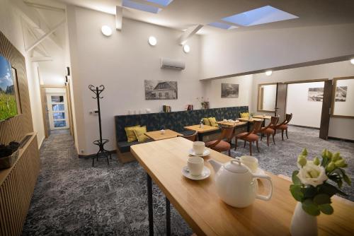 赫林斯科Vysocina Design Apartments的用餐室配有木桌和椅子