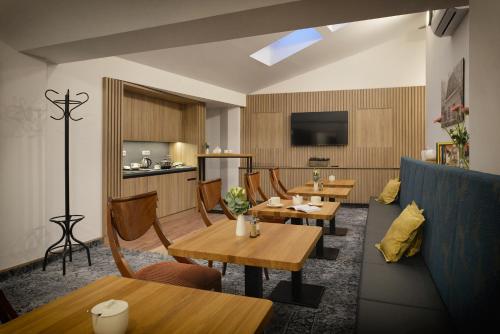 赫林斯科Vysocina Design Apartments的一间带木桌椅的餐厅和一间厨房