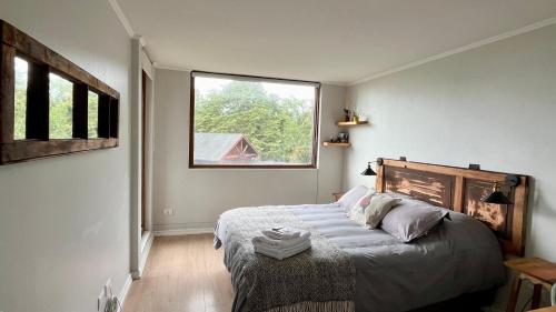 巴拉斯港Vista al lago y excelente ubicación: hermoso depto的一间卧室设有一张大床和大窗户