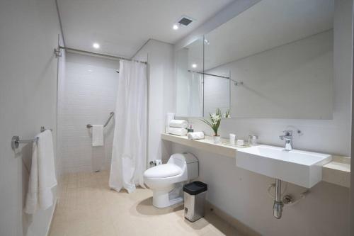 奇亚Calucé hab 407 by Letoh的白色的浴室设有卫生间和水槽。