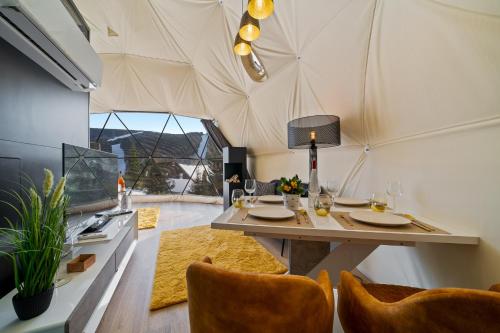 什平德莱鲁夫姆林Glamping Špindl One&Only的帐篷内的用餐室配有桌椅