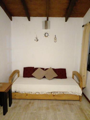 拉帕洛马La Gitana - Casa en La Paloma的一间卧室配有带枕头的床